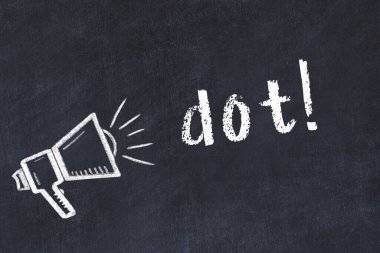 Hoparlörün tebeşir çizimi ve siyah masanın üzerine el yazısıyla yazılmış yazı.