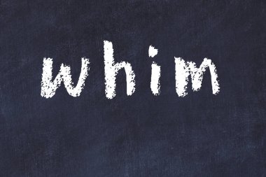 Üzerinde el yazısıyla yazılmış bir yazı tahtası.