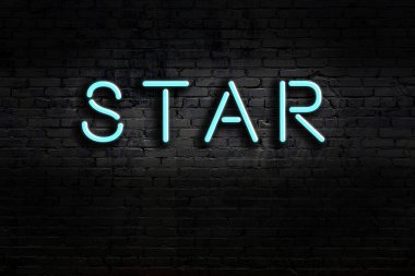 Duvara yazı yazan neon levhası. Gece görünümü