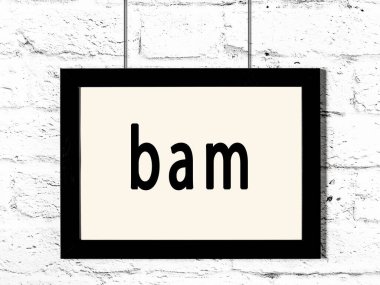 Beyaz tuğla duvara yazılı siyah ahşap çerçeve. 