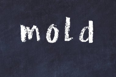 Siyah masadaki tebeşir elle yazılmış yazı kalıbı.