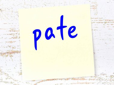 Ezmeyi hatırlatma anlayışı. Tahta duvarda üzerinde yazı olan sarı yapışkan kağıt.