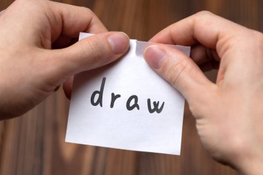 Çekim iptal ediliyor. El yazısıyla yazılmış bir kağıdın elleri yırtılıyor..