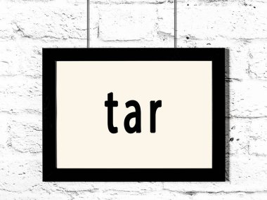 Beyaz tuğla duvara asılmış siyah ahşap çerçeve. 