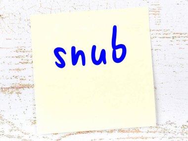 Tahta duvardaki sarı yapışkan notta el yazısıyla yazması küçük düşürücü.