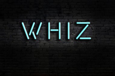 Geceleri duvarda neon levhası var. Yazı vızıltısı