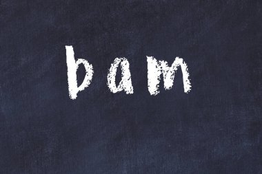 Üzerinde el yazısıyla yazılmış bir karatahta.