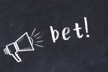 Hoparlör ve yazı bahsi çizilmiş siyah karatahta