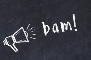 Hoparlörün tebeşir çizimi ve siyah masaya el yazısıyla yazılmış yazması bam