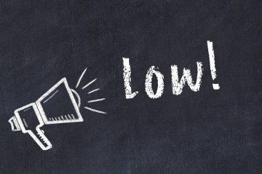 Hoparlörlerin tebeşir çizimi ve siyah masanın üzerine el yazısıyla yazılmış yazı.