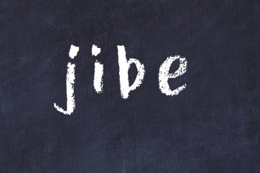 Tebeşir el yazısıyla yazılmış yazı kavanozu siyah masanın üzerinde.