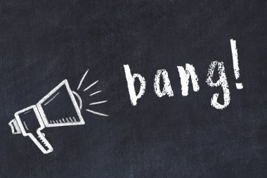 Hoparlörün tebeşir çizimi ve siyah masaya el yazısıyla yazılmış bir yazı.