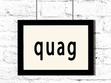 Beyaz tuğla duvara asılı siyah ahşap çerçeve. 