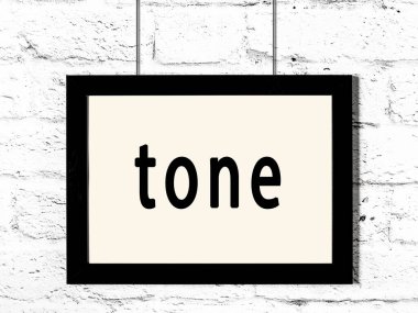 Beyaz tuğla duvarda asılı siyah ahşap çerçeve. 