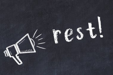 Hoparlör çizimi ve yazı istirahatı olan siyah karatahta