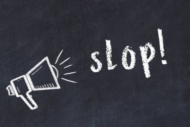 Hoparlör çizimi ve yazıt lapası olan siyah karatahta