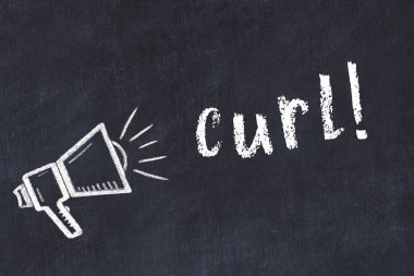 Hoparlör çizimi ve yazı kıvrımlı siyah karatahta