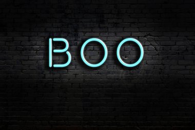 Geceleri duvarda neon levhası var. Yazı buu