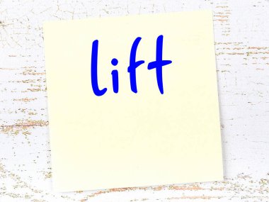 Kaldırma hakkında hatırlatma kavramı. Tahta duvarda üzerinde yazı olan sarı yapışkan kağıt.