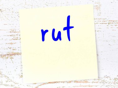 Rut 'ı hatırlatma kavramı. Tahta duvarda üzerinde yazı olan sarı yapışkan kağıt.