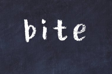 Üzerinde el yazısı ısırığı olan üniversite yazı tahtası.