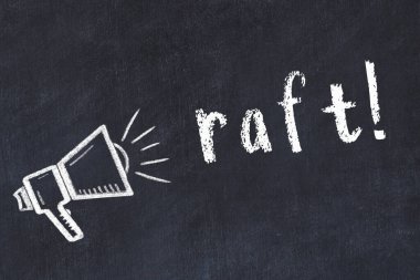 Hoparlör ve yazıt salı çizilmiş siyah karatahta.