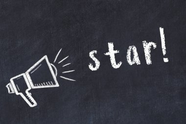 Hoparlör ve yazı yıldızının çizildiği siyah karatahta