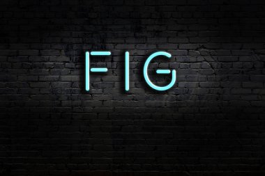 Geceleri duvarda neon levhası var. Yazıt inciri