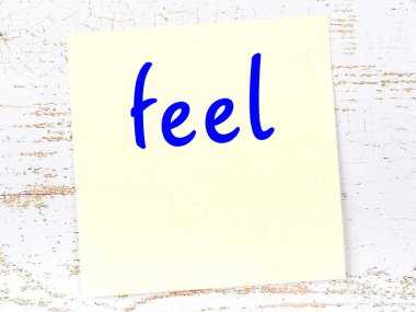 Duygularla ilgili hatırlatma kavramı. Tahta duvarda üzerinde yazı olan sarı yapışkan kağıt.