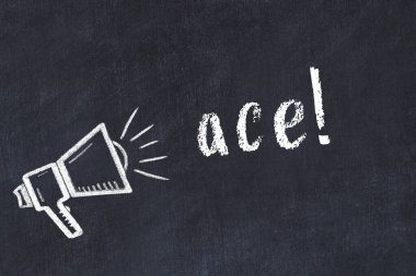 Hoparlör ve yazı asası çizilmiş siyah karatahta