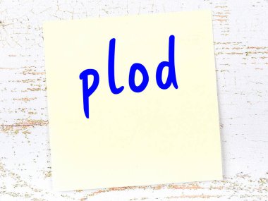 Laid 'i hatırlatma kavramı. Tahta duvarda üzerinde yazı olan sarı yapışkan kağıt.