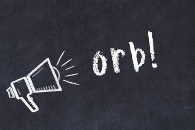 Hoparlörün tebeşir çizimi ve siyah masanın üzerine el yazısıyla yazılmış yazı küresi.