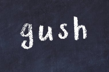 Tebeşir elle yazılmış yazıtlar siyah masanın üzerine fışkırır