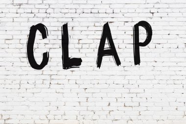 Yazılı beyaz tuğla duvar, el yazısı ve siyah boya.