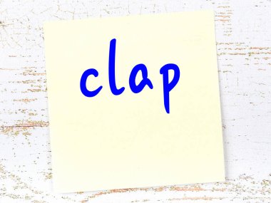 Tahta duvarda el yazısıyla yazılmış bir el yazısı olan sarı yapışkan not.