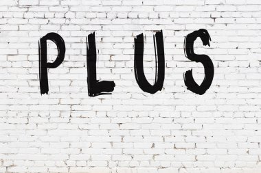 Yazı artı beyaz duvara siyah boya ile yazılmış..