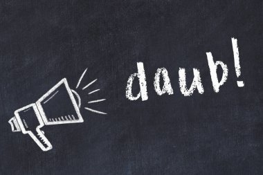 Üzerinde hoparlör ve yazı olan siyah karatahta.