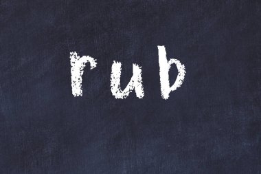 Tebeşir elle yazılmış yazı masasına sürtünüyor.