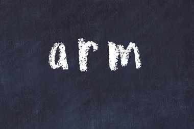 Tebeşir elle yazılmış yazı kolu siyah masanın üzerinde.