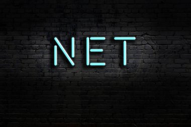 Duvarda yazıt ağı olan neon tabela. Gece görünümü