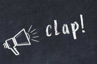 Hoparlör çizimi ve yazı alfabesi olan siyah karatahta