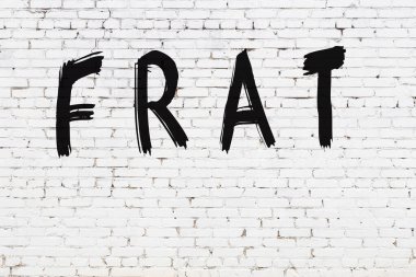 Üzerinde siyah boya olan beyaz tuğlalı bir duvar.