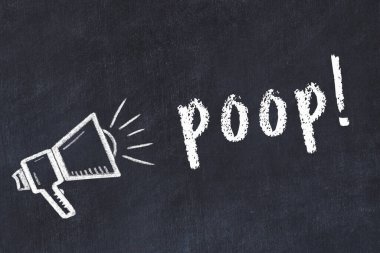 Hoparlörün tebeşir çizimi ve siyah masaya el yazısıyla yazılmış kaka.