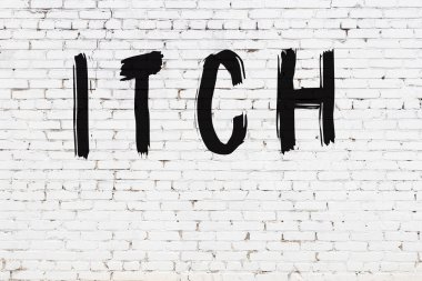 Yazı kaşıntısı beyaz duvara siyah boya ile yazılmış..