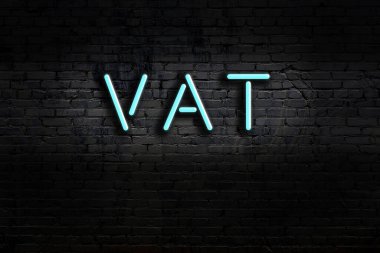 Duvara yazı kazanı dayanmış neon tabela. Gece görünümü