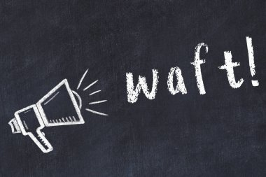Hoparlörün tebeşir çizimi ve siyah masanın üzerine el yazısıyla yazılmış yazması.