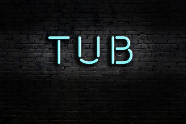 Duvarda yazıt küveti olan neon tabela. Gece görünümü