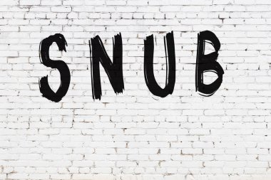 Yazılı beyaz tuğla duvar. Siyah boyalı el yazısı.