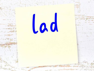 Delikanlıyı hatırlatma anlayışı. Tahta duvarda üzerinde yazı olan sarı yapışkan kağıt.