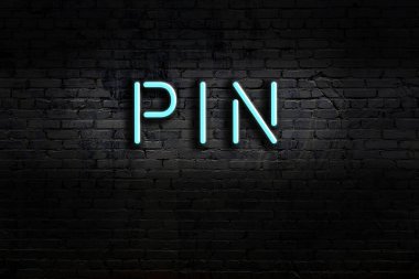 Geceleri duvarda neon levhası var. Yazı broşu